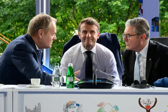 O primeiro-ministro polonês, Donald Tusk, o presidente francês, Emmanuel Macron, e o primeiro-ministro britânico, Keir Starmer, durante a reunião sobre segurança na Ucrânia em maio