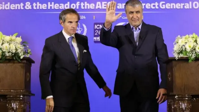 محمد اسلامی رئیس سازمان انرژی اتمی ایران و رافائل گروسی مدیرکل آژانس در جریان دیدار اخیر در تهران. آقای گروسی گفته ایران تمایل به همکاری بیشتر با آژانس نشان داده است