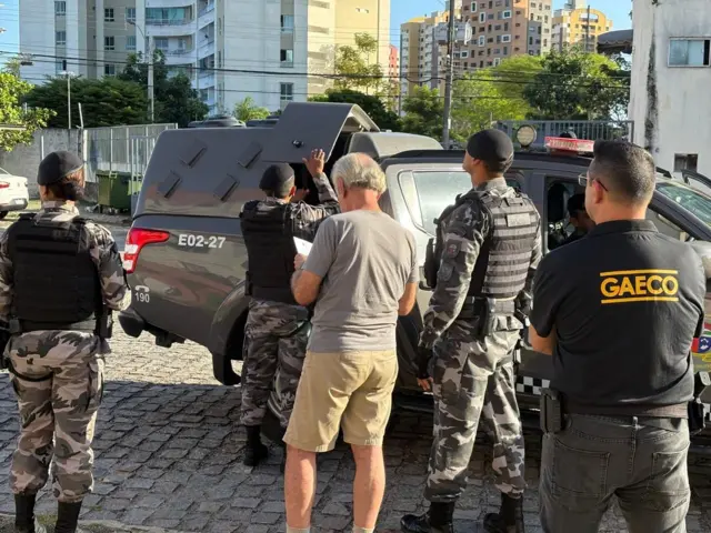 Imagem de Heredia sendo preso