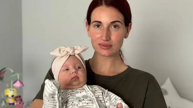 Evgeniya Zamaradi, akiwa katika picha na mtoto wake wa miezi mitatu, aliendesha biashara ya vito kabla ya vita.