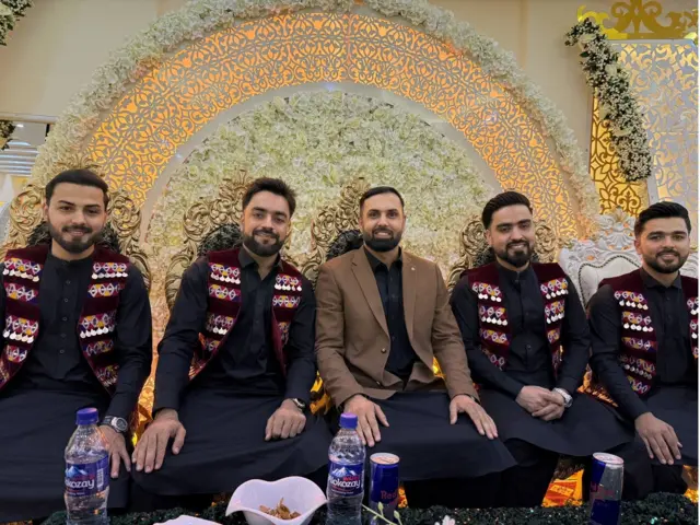 محمد نبی راشد خان اور ان کے تین بھائیوں کے ہمراہ