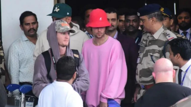 Justin Beiber afta e land for Mumbai airport
