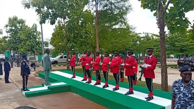 Gọvanọ Francis Nwifuru kwụ ọtọ na-ele ndị uweojii ka ha na-eme mmemme ha ụbọchị Juun 12 2026