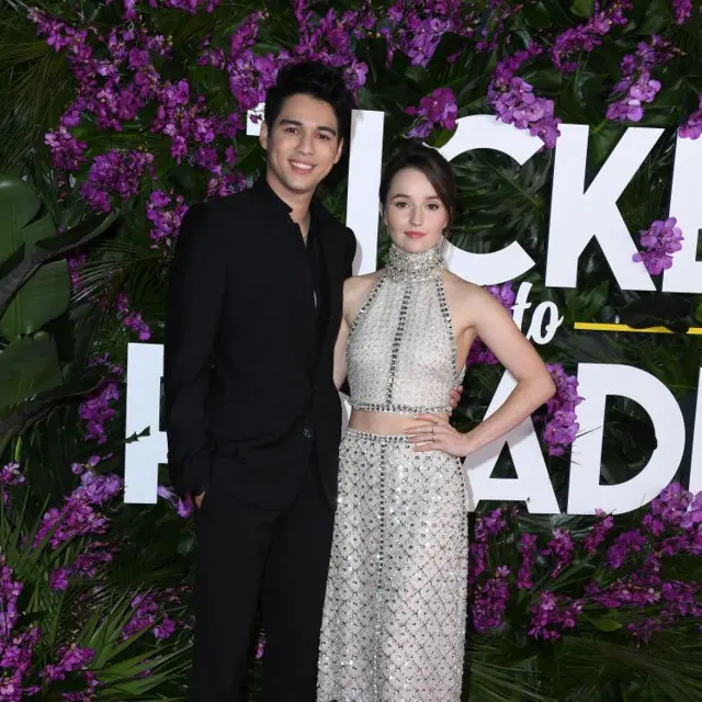 Maxime Bouttier bersama dengan lawan mainnya Kaitlyn Dever di acara Premiere "Ticket To Paradise" di Regency Village Theatre pada October 17 2022