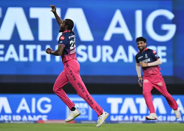 பவர்பிளேவிலேயே அபிஷேக் ஷர்மா, டிராவிஸ் ஹெட், இஷான் கிஷன் என சன்ரைசர்ஸ் அணியின் டாப் 3 பேட்டர்களை வெளியேற்றினார் ஜோஃப்ரா ஆர்ச்சர்
