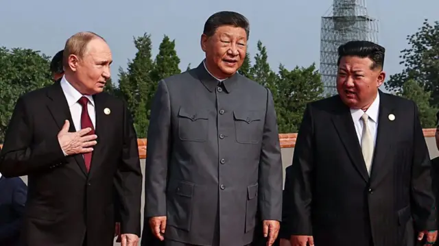 উত্তর কোরিয়ার নেতা কিম জং আন ২০২৫ সালের সেপ্টেম্বর মাসে বেইজিংয়ে চীনের প্রেসিডেন্ট শি জিনপিং-এর আমন্ত্রণে সামরিক কুচকাওয়াজে অংশ নেন। সেখানে তার সঙ্গে রাশিয়ার প্রেসিডেন্ট ভ্লাদিমির পুতিনও উপস্থিত ছিলেন।