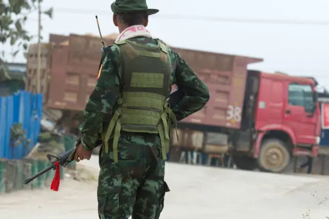 မူဆယ်မြို့ထဲ လုံခြုံရေးယူနေတဲ့ ပြည်သူ့စစ်တပ်ဖွဲ့ဝင်တစ်ဦး (ပုံဟောင်း)