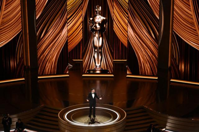 Jimmy Kimmel en el escenario del teatro Dolby, presentando la edición 96 de los Oscar, el 10 de marzo de 2024.