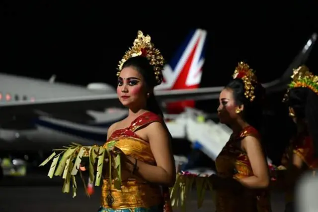 Indonesian women do di Balinese welcome dance