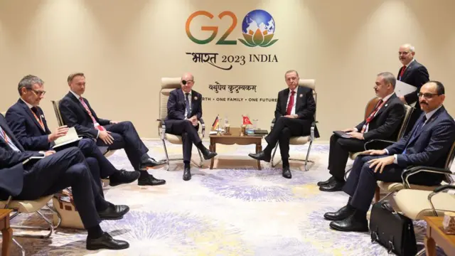 সম্মেলনের অবকাশে এক ফাঁকে জার্মানি ও তুরস্কের নেতাদের মধ্যে বৈঠক