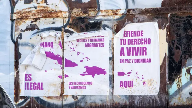 cartel en una pared de Barrio Obrero en San Juan, Puerto Rico, que lee: "Defiende tu derecho a vivir en paz dignidad"