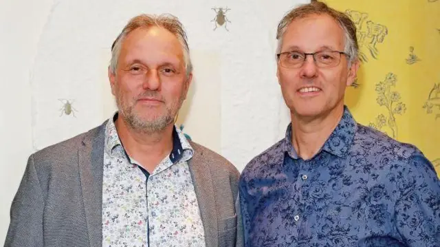 Marcus ve Alex yan yana duruyorlar