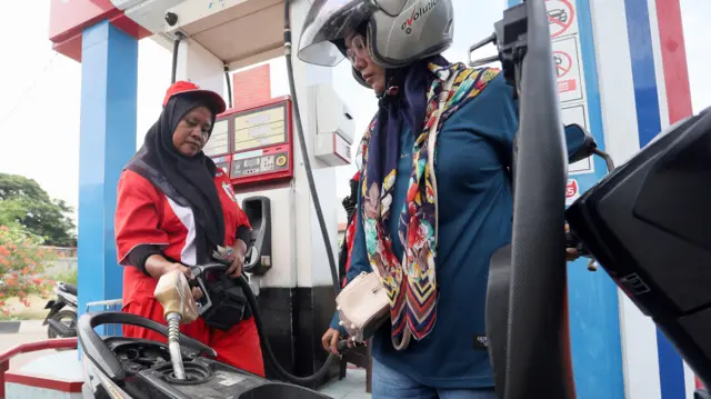 Petugas mengisi bahan bakar minyak (BBM) jenis Pertalite bersubsidi ke tangki sepeda motor di SPBU Batoh, Banda Aceh, Aceh, Selasa (4/8/2026).