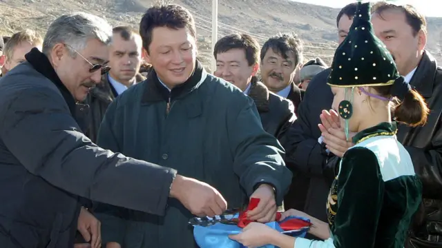 Первый вице-президент ЗАО «Казмунайгаз», зять президента Казахстана Нурсултана Назарбаева Тимур Кулибаев (в центре) во время торжественного открытия первой очереди базы поддержки морских нефтяных операций на Каспии