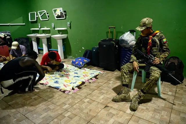 ၂၀၂၅ ဖေဖော်ဝါရီလတုန်းက မြဝတီမြို့ကနေ ထိုင်းဘက်ခြမ်းကိုပြန်ပို့မယ့် တရားမဝင် နိုင်ငံခြားသားနှစ်ဦးကို လက်နက်ကိုင်ကာ ထိုင်စောင့်ကြည့်နေတဲ့ BGF တပ်ဖွဲ့ဝင်တစ်ဦး 