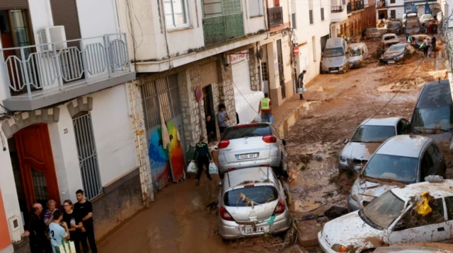 زورور سېلاب په لارو او کوڅو کې ولاړ موټرونه هم بې ځایه کړي دي.