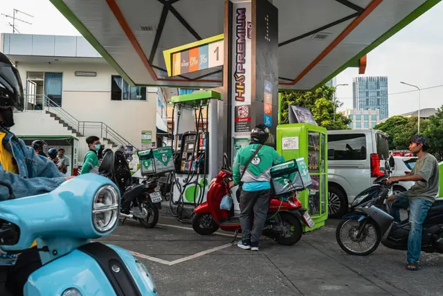 ထိုင်းနိုင်ငံ၊ ဘန်ကောက်မြို့က ဆီဆိုင်တစ်ဆိုင်မှာ ဆီဖြည့်နေကြတဲ့ ဆိုင်ကယ်တွေ 