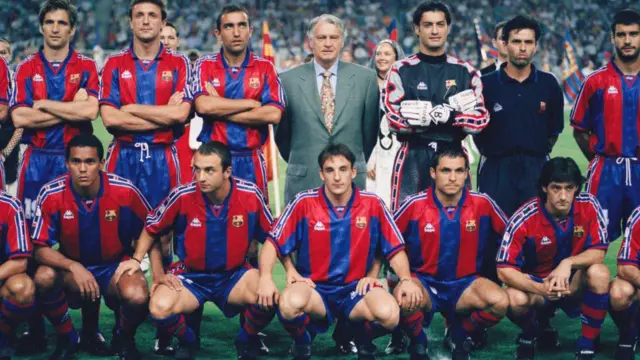 پپ گواردیولا (نفر اول ایستاده از راست) و ژوزه مورینیوو (نفر دوم ایستاده از راست) در بارسلونای بابی رابسون (نفر وسط ایستاده)