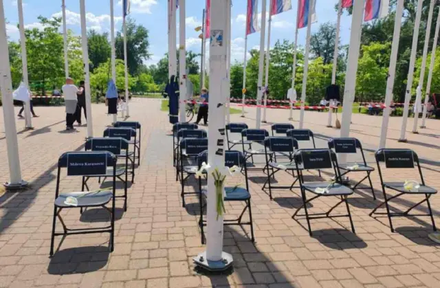 U Limanskom parku postavljeno je 16 praznih stolica sa ispisanim imenima žrtava i na svakoj, po jedan beli cvet, novi sad, protest u novom sadu, tragedija u novom sadu, spomenik žrtvama u Novom Sadu