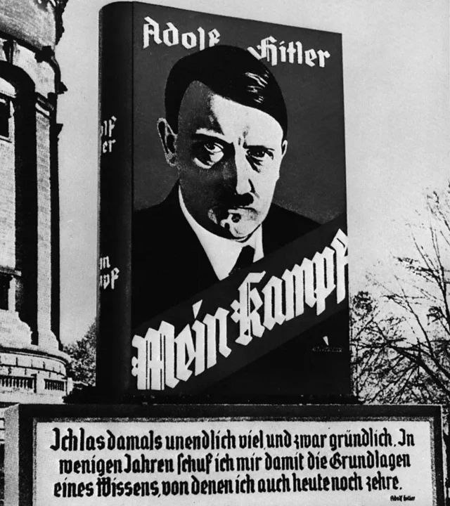 Adolf Hitler, 1925’te yayımlanan Mein Kampf (Kavgam) adlı kitabını tanıtan bir afişte, bir Alman kentinin sokağında görülüyor.