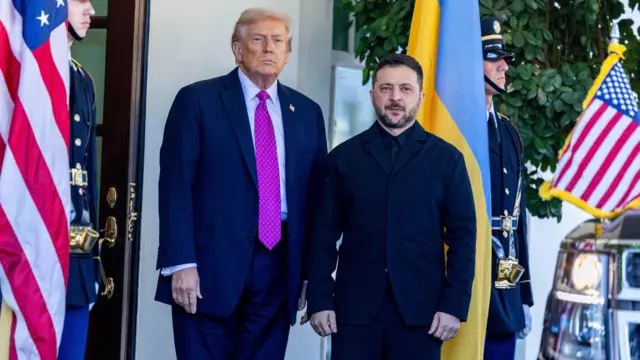 Трамп та Зеленський, позаду український прапор