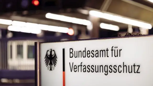 Berlin Anayasayı Koruma Teşkilatı'nın resmi ünvanını gösteren bir tabela.