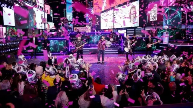 ਨਵੇਂ ਸਾਲ ਦੇ ਮੌਕੇ 'ਤੇ, ਜੋਨਸ ਬ੍ਰਦਰਜ਼ ਨੇ ਨਿਊਯਾਰਕ, ਅਮਰੀਕਾ ਦੇ ਟਾਈਮਜ਼ ਸਕੁਏਅਰ ਵਿੱਚ ਪ੍ਰਦਰਸ਼ਨ ਕੀਤਾ