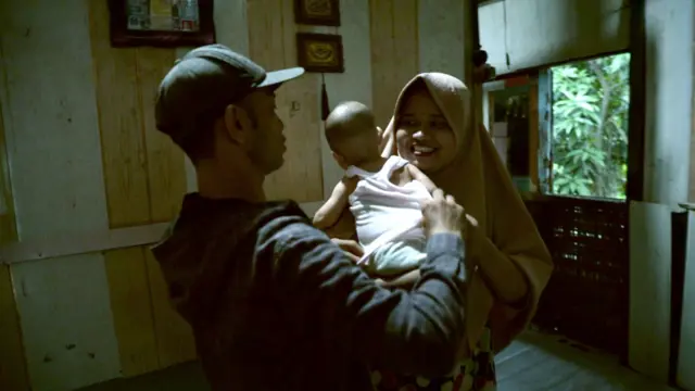 Korim mengaku sedih hidup terpisah, beda rumah, dengan istri dan anaknya. 