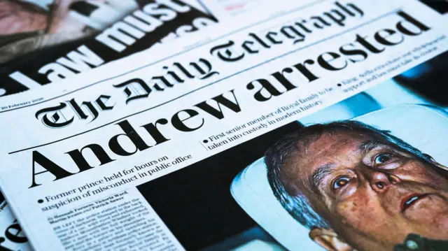 في هذه الصورة التوضيحية، تظهر عدة صحف بريطانية تحمل صورة وخبراً مصاحباً لأندرو ماونتباتن-ويندسور في 20 فبراير/شباط 2026 في لندن، إنجلترا.