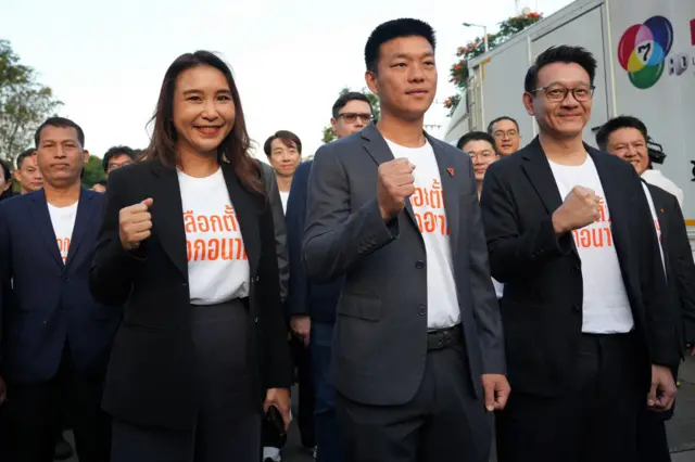 (จากซ้ายไปขวา) แคนดิเดตนายกรัฐมนตรีของพรรคประชาชน น.ส.ศิริกัญญา ตันสกุล แคนดิเดตนายกฯ คนที่ 2 (ลงปาร์ตี้ลิสต์ลำดับที่ 2), นายณัฐพงษ์ เรืองปัญญาวุฒิ แคนดิเดตนายกฯ คนที่ 1 (ลงปาร์ตี้ลิสต์ลำดับที่ 1), และ นายวีระยุทธ กาญจน์ชูฉัตร แคนดิเดตนายกฯ คนที่ 3 (ลงปาร์ตี้ลิสต์ลำดับที่ 3)