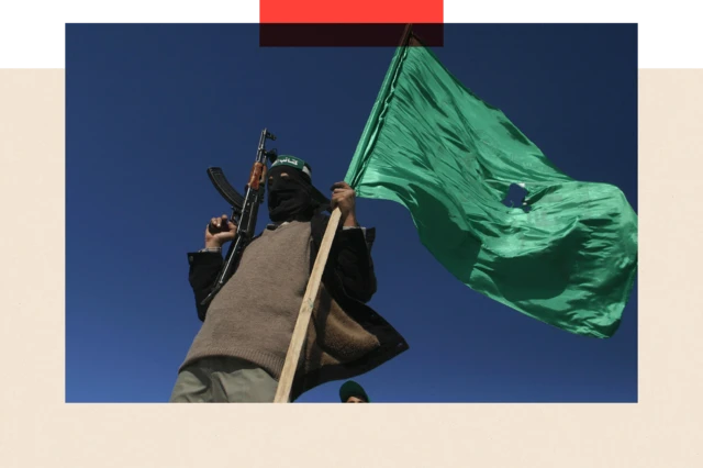 Mwanamgambo wa Hamas akipeperusha bendera ya chama chake