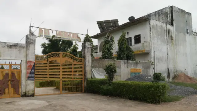 हाथरस मामला: स्कूल में बने एक हॉल का इस्तेमाल हॉस्टल के रूप में किया जा रहा था