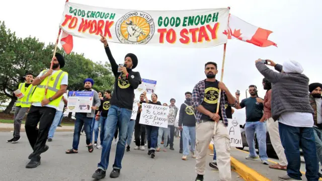 ਕੈਨੇਡਾ ਦੀ ਪਰਵਾਸ ਨੀਤੀ ਦਾ ਵਿਰੋਧ ਕਰ ਰਹੇ ਪੰਜਾਬੀ ਵਿਦਿਆਰਥੀ