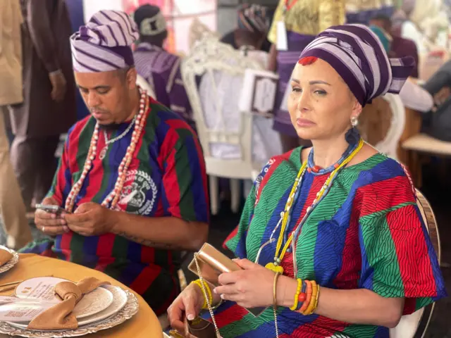 Lara awọn alejo to kopa