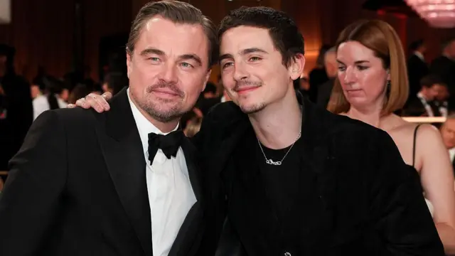 ليوناردو دي كابريو وتيموثي شالاميه في حفل توزيع جوائز غولدن غلوب السنوي الثالث والثمانين الذي أقيم في فندق بيفرلي هيلتون في 11 يناير/كانون الثاني 2026 في بيفرلي هيلز، كاليفورنيا.