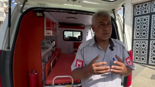 Mahmoud gesticula enquanto falabetfair saque minimofrente a ambulância