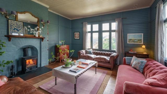 Salabonus novo usuario bet365estar com paredes azuis e sofás avermelhados