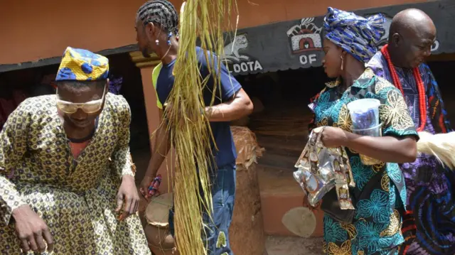 Foto of pipo wey dey dance for di palace