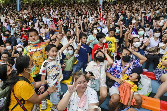 แฟนคลับวงเปเปอร์ เพลนส์ ร่วมกันทำสัญลักษณ์มือท่า “ไอเลิฟยู” 