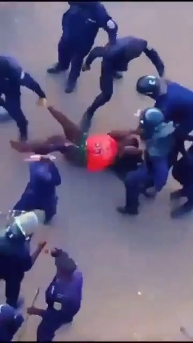 Abapolisi barwanya imyigaragambyo baboneka muri aya mashusho