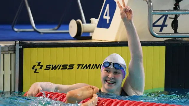 Anna Hontar comemorando vitória na piscina fazendo um 'V'unibetunibetvitória.