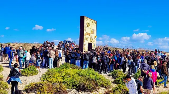 ብዙሓት ሰባት ኣብ ዙርያ ንዝኽሪ ግዳያት ዝተሰርሐ ሓወልቲ፡ 03 ጥቀምቲ 2025