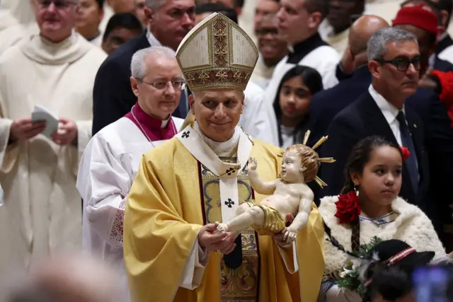 Papa Lav Četrnaest drži figuru bebe Isusa Hrista tokom mise u Bazilici Svetog Petra u Vatikanu