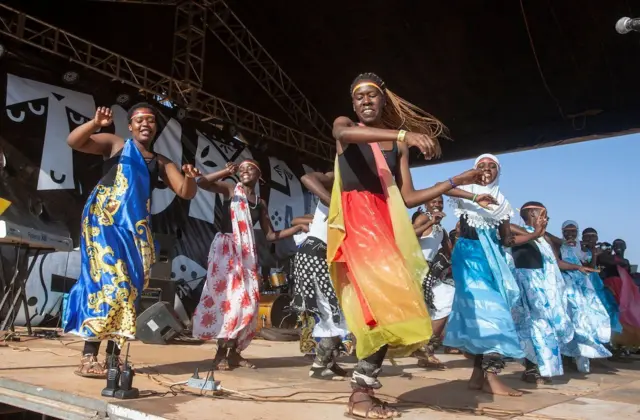 Inkambi ya Dzaleka yagenewe kwakira impunzi zigera ku 10,000 ariko ubu irimo izigera ku 60,000 ziva mu bihugu birimo Burundi, DR Congo, Ethiopia, Rwanda na Somalia 