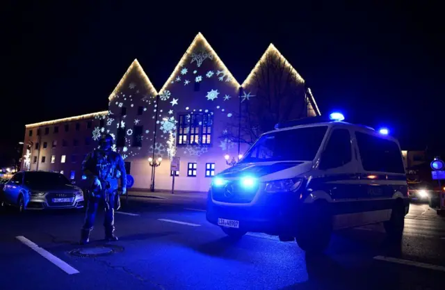 Un agente frente al mercado navideño de Magdeburgo