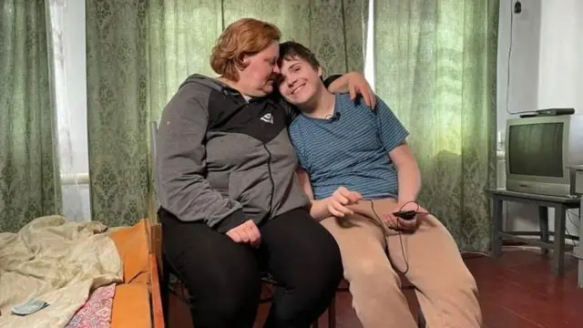 Bogdan et sa mère Olga à la maison