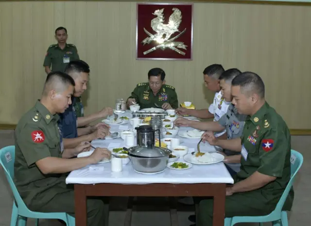  စစ်ဦးစီးတက္ကသိုလ် ကို သွားတဲ့ စစ်ခေါင်းဆောင်