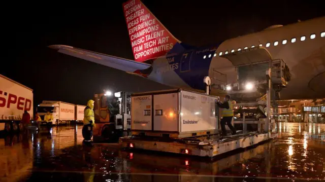 Istovar kineskih vakcina protiv kovida-19 na aerodromu u Beogradu, februar 2021.