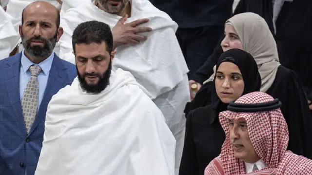 لطيفة الشرع ترافق زوجها رئيس المرحلة الانتقالية في سوريا أحمد الشرع في رحلة عمرة في مكة