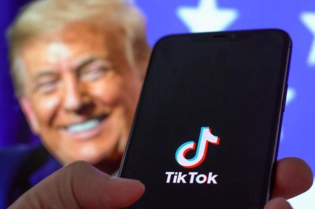 Ảnh Ông Trump chỉ vào ứng dụng TikTok trên điện thoại